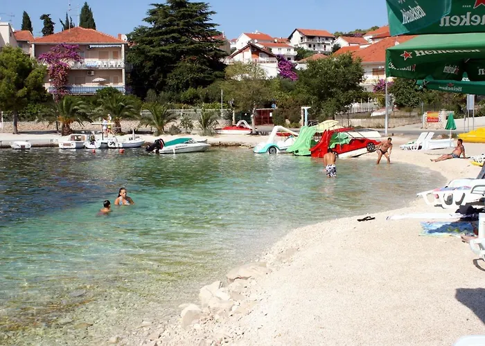 Family Friendly With A Swimming Pool Okrug Gornji, Ciovo - 12377 شقة تروغير